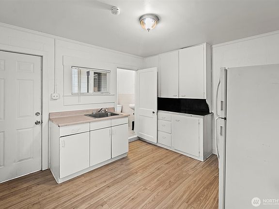 3rd image of 10916 Yakima Avenue S