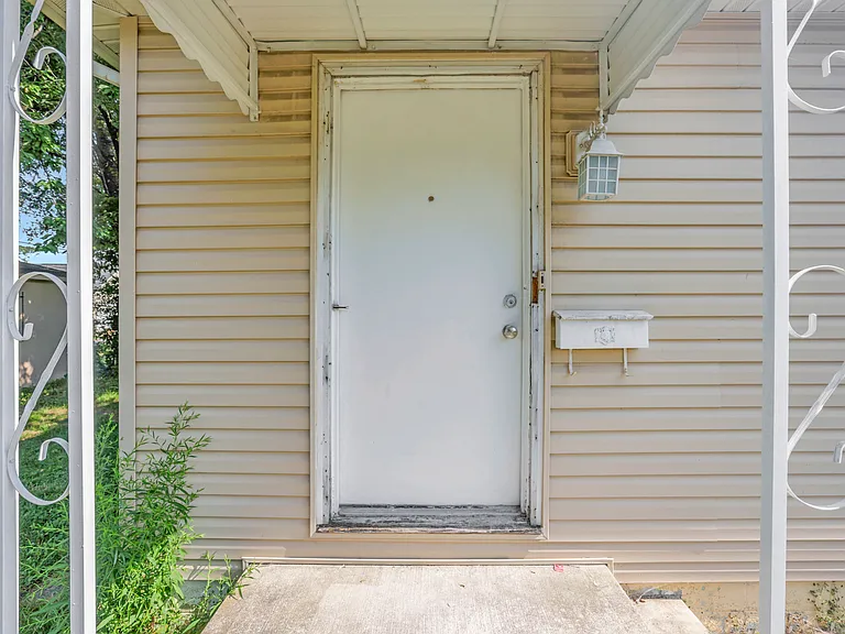307 S Wheatland Ave — Photo 2