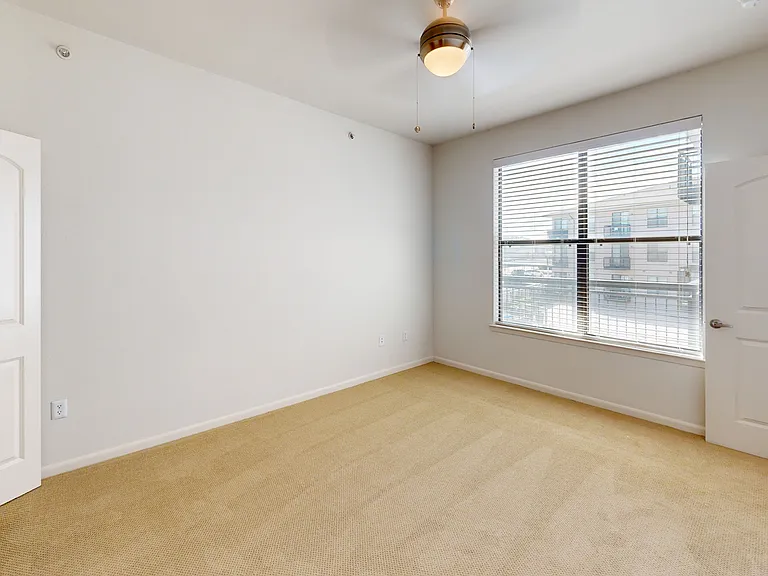 Residences at the Domain — Photo 121