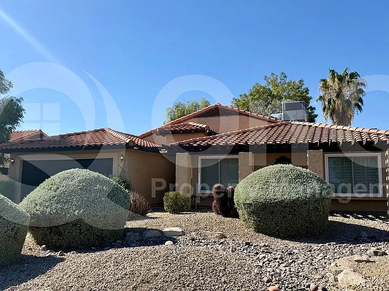 5420 E Paradise Ln — Photo 3