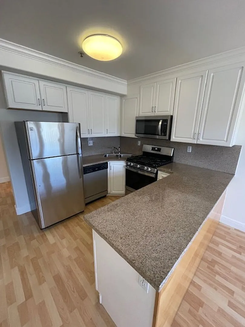 Great 1 bedroom, 1 bathroom - parking included — Photo 3