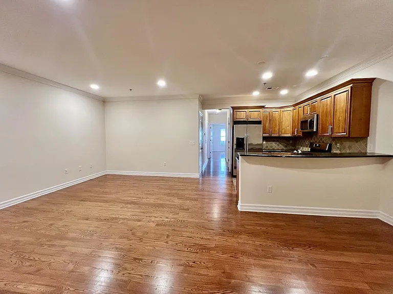 524-532 Maple Ave #302 — Photo 4