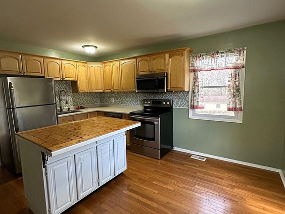 3rd image of 13722 Mahoney Dr