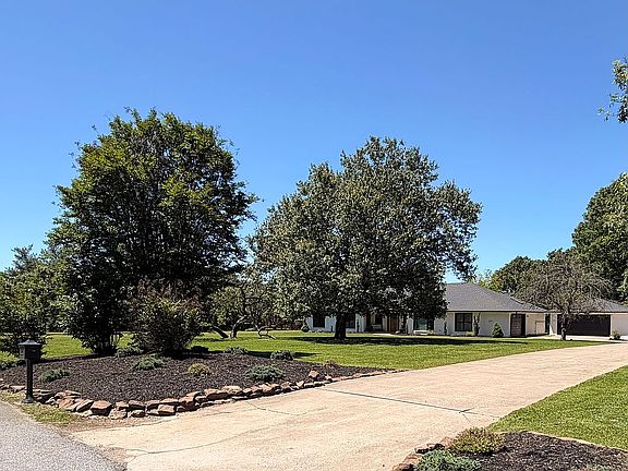 2nd image of 104 S Ruth Ln