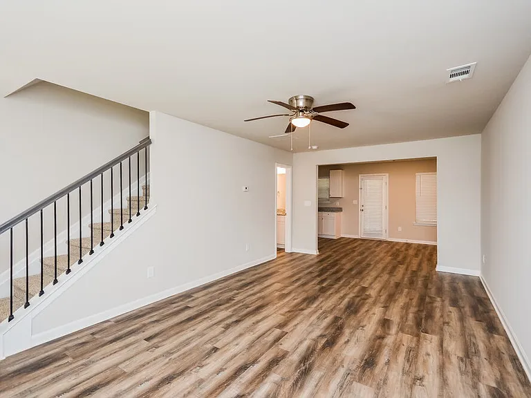400 McGiboney Ln — Photo 5