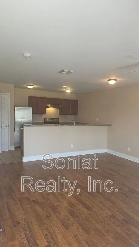2 bed, 1.5 bath, 900 sqft, $1,325 — Photo 2