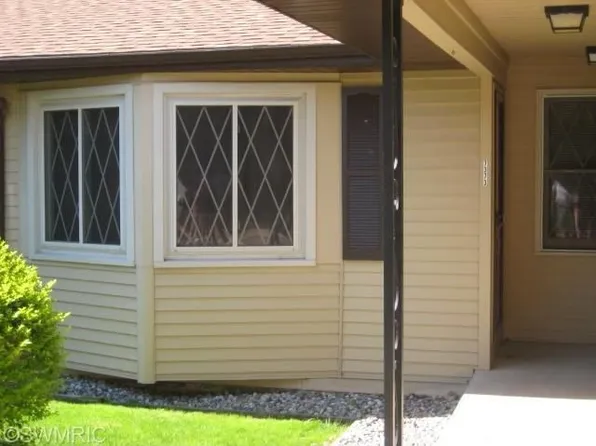 7373 Pinegrove Dr, Jenison, MI 49428