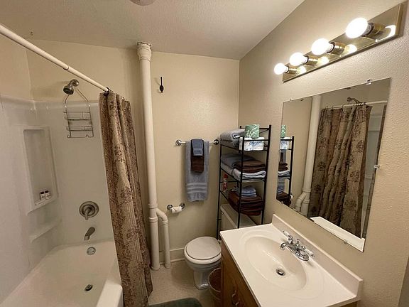 4th image of 1006 Cedar Dr