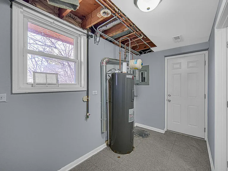 548 Regent Rd — Photo 15