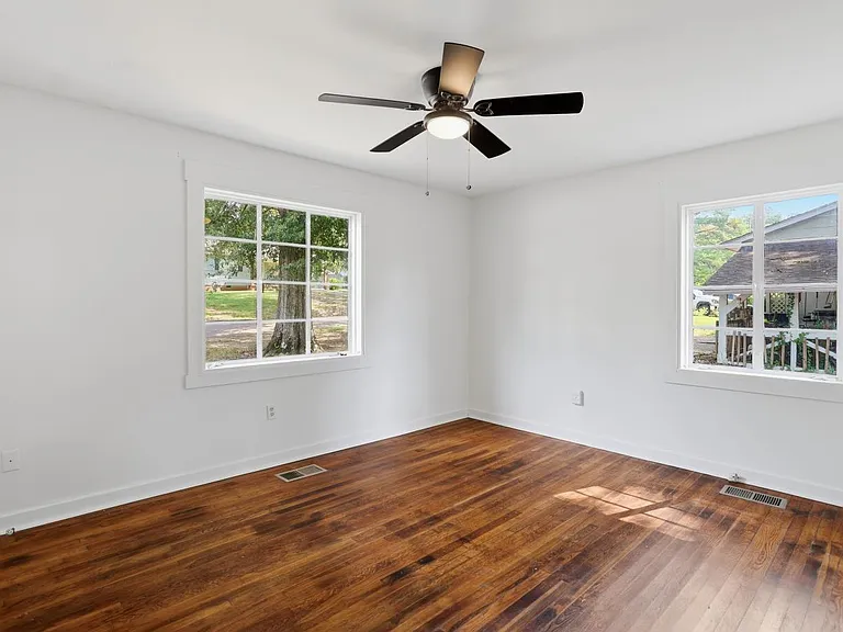 2033 Carolyn Ln — Photo 16