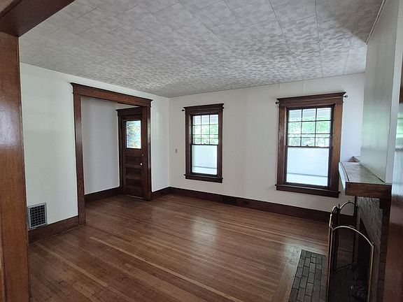 4th image of 158 Claremont Ave #1