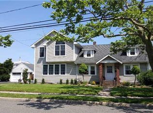 16 S Bay Ave, Amityville, NY 11701