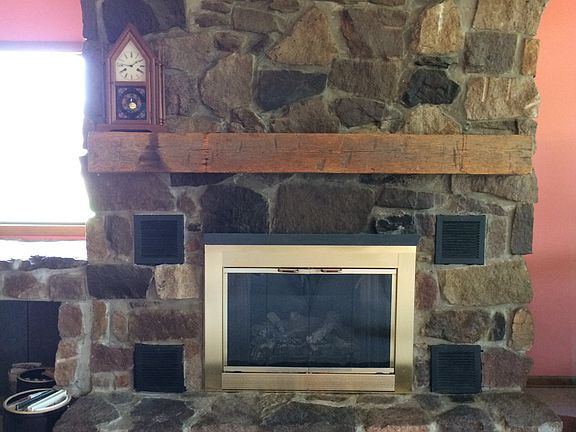 Gas log fireplace