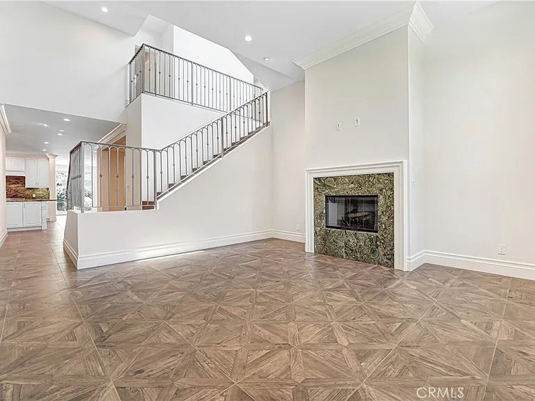 1714 W Oak St — Photo 7