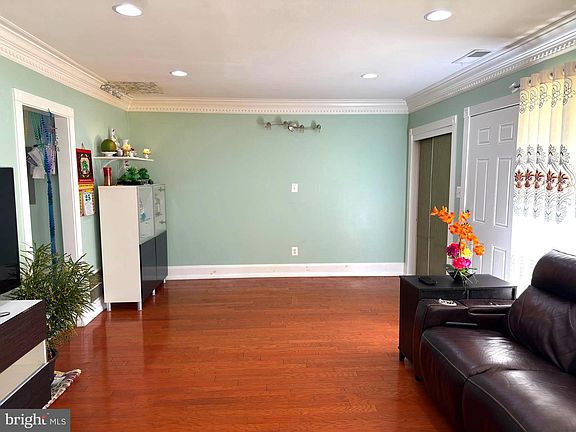 4th image of 4435 Briarwood Ct S
