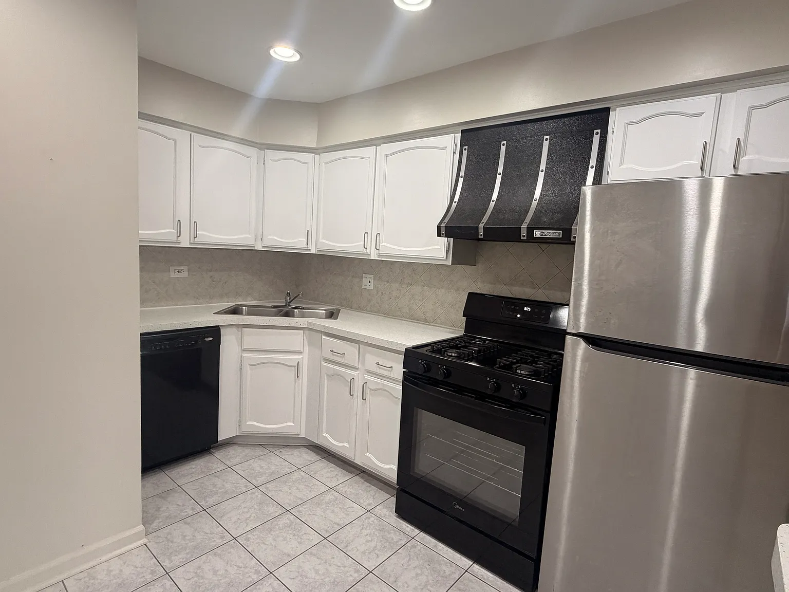 2 bed, 1.5 bath, 900 sqft, $1,790 — Photo 2