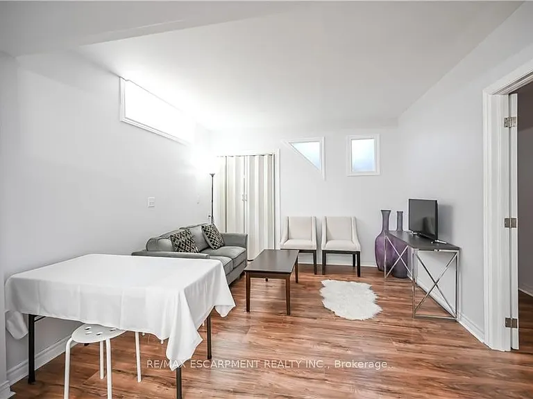 296 Winterberry Dr #LOWER — Photo 8