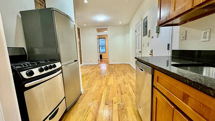 Rented by HOLTON REAL ESTATE INC. | media 12