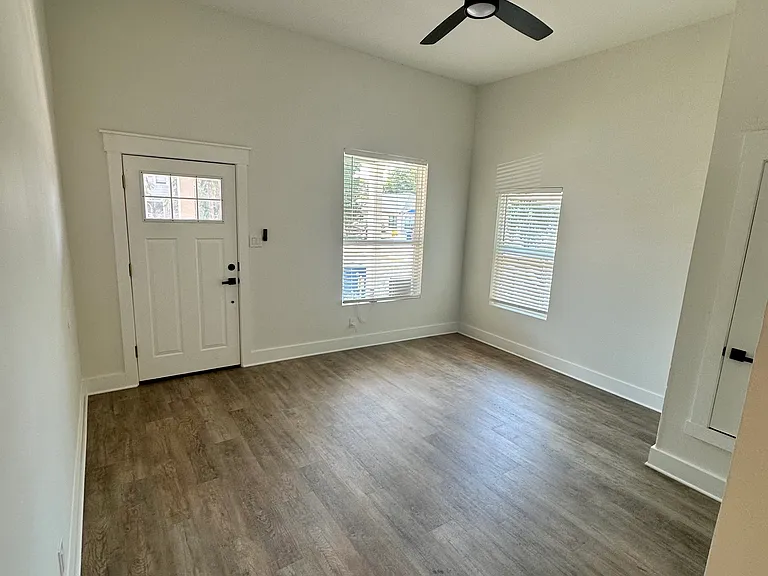 1019 Steves Ave #1 — Photo 3