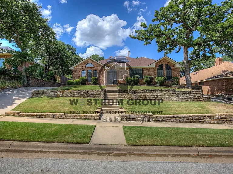 3914 Meadow Dr — Photo 1