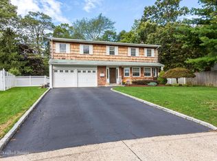 140 Lorraine Cir, West Sayville, NY 11796