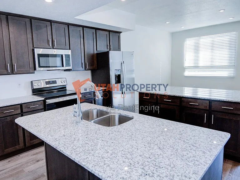 1047 W 400 S — Photo 8