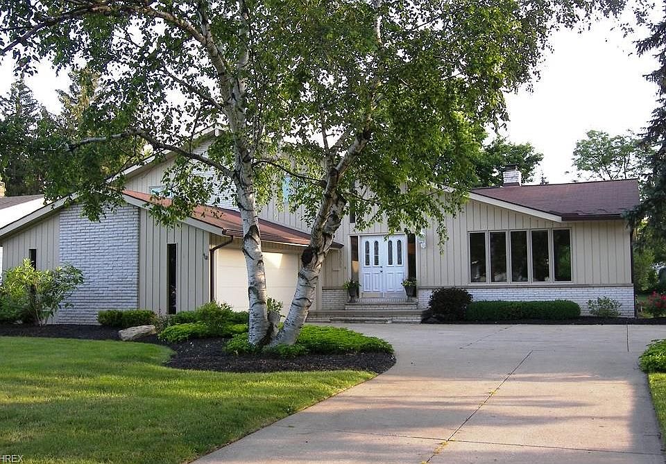 1st image of 33085 Rockford Dr