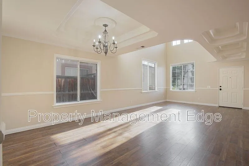 5 bed, 4.0 bath, 3066 sqft, $3,495 — Photo 4
