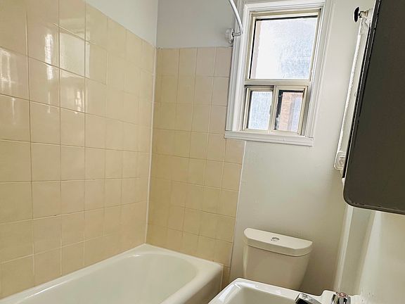 3rd image of 138 Wellesley St E