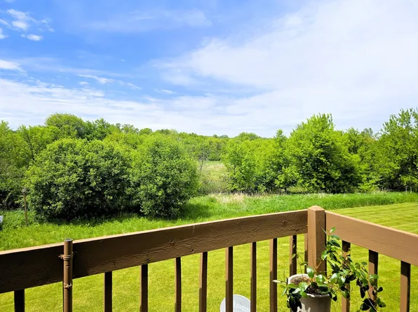 305 N Creekside Trl, McHenry, IL 60050