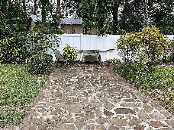 4th image of 2105 Edgewater Cir SE