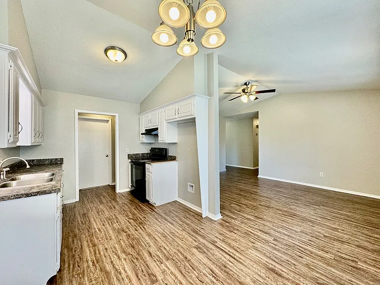 1006 Richmond St — Photo 5
