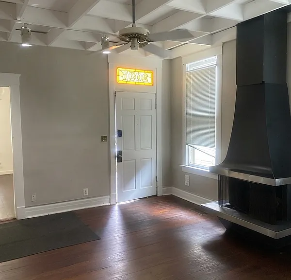 2096 Court Ave — Photo 2
