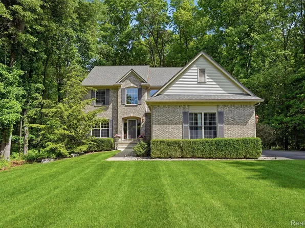 2790 Pine Bluffs Ct, Highland, MI 48357