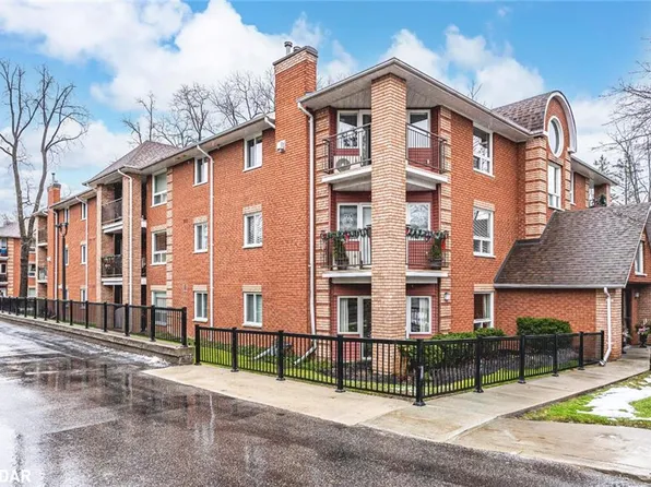 131 Clapperton St Unit 303, Barrie, ON L4M 3G3