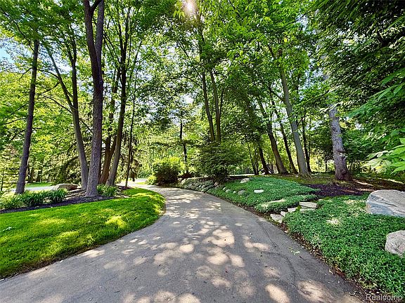 3rd image of 275 Pine Ridge Dr