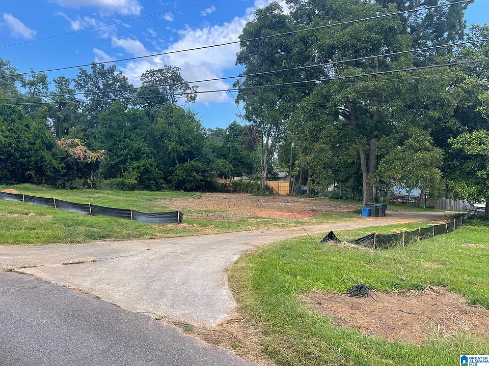 2nd image of 929 Oaklawn Dr #15
