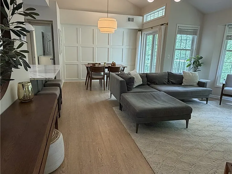 1105 Greymoor Way — Photo 4