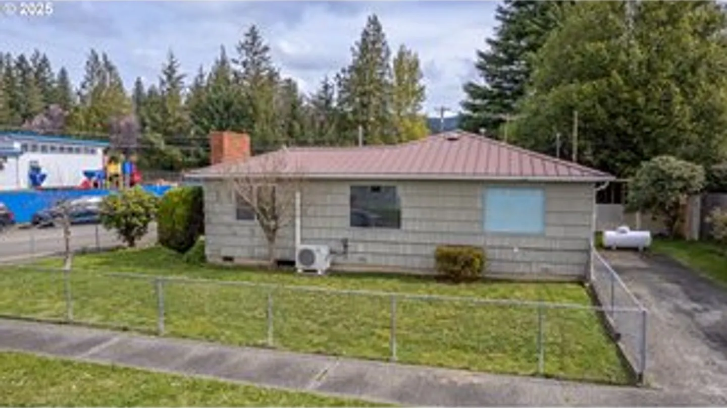 Charming 3 Bdrm, 1 Bath House across the street from Myrtle Crest Elementary! — Photo 1