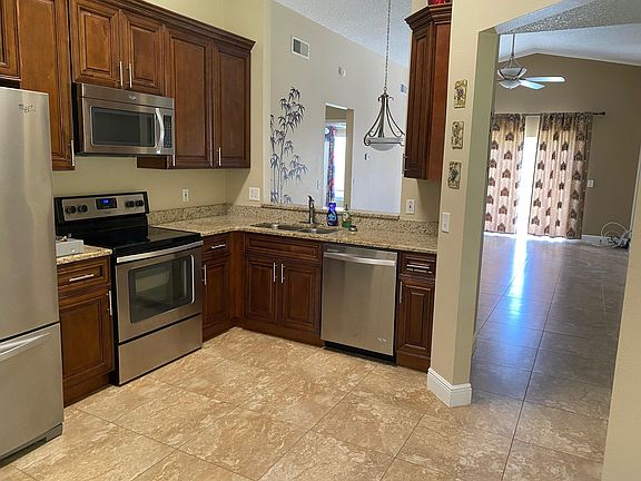 3rd image of 7804 Laurel Oak Ln