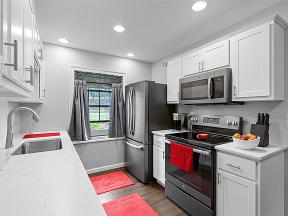 3rd image of 1124 Pennsbury Blvd
