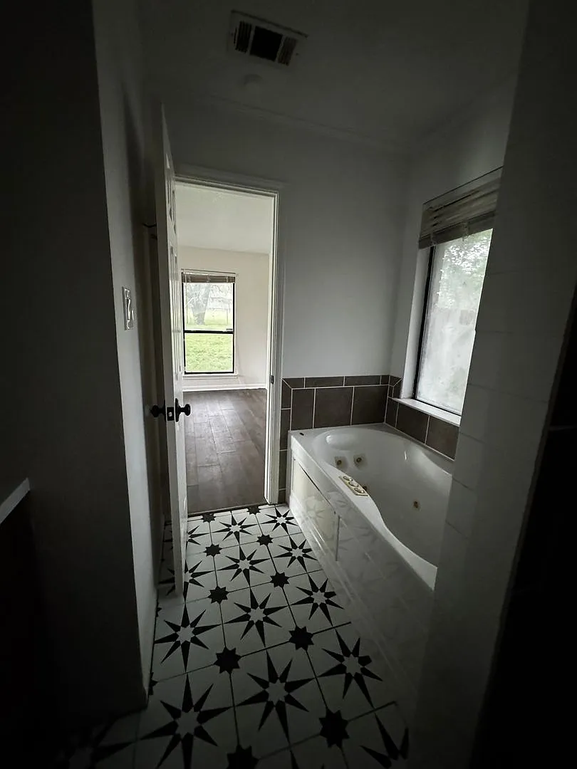 Building Photo - 1306 Amthor Ave