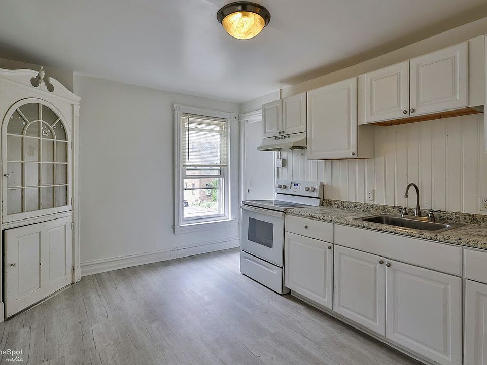 Kitchen facing hallway to rear bedroom, right of window