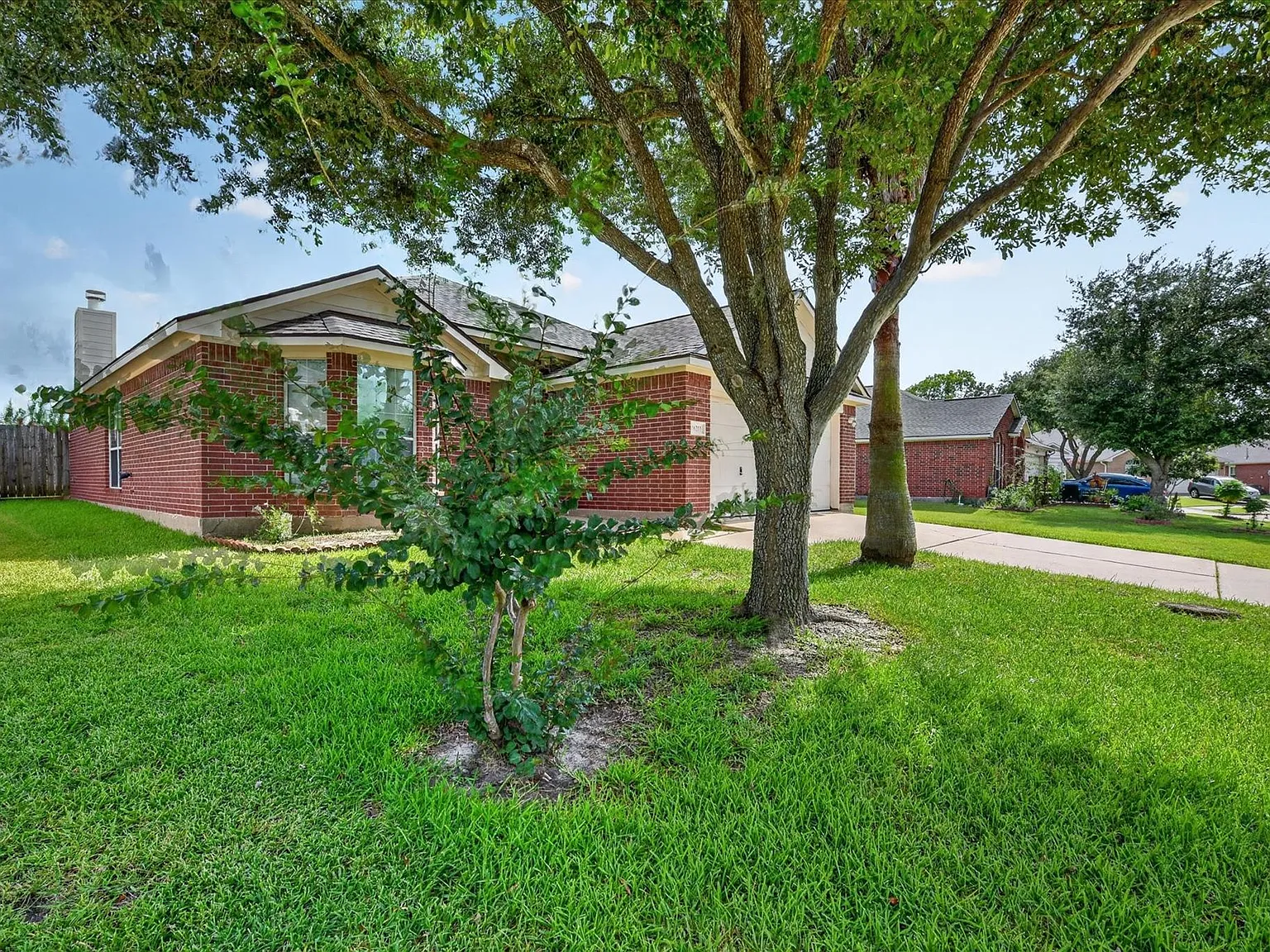 3 bed, 2.0 bath, 1436 sqft, $2,000 — Photo 2