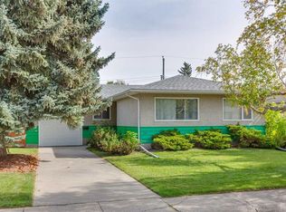 28 Gainsborough Dr SW, Calgary, AB T3E4W7