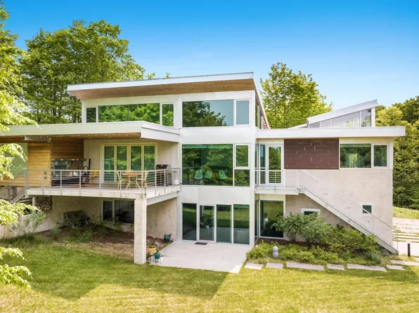 10621 Craig Rd, Traverse City, MI 49686