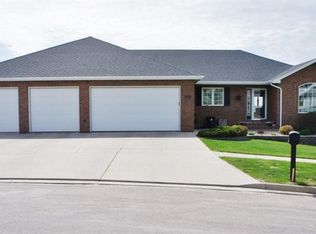 504 27th St NW, Minot, ND 58703