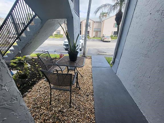 3rd image of 960 N Franklin Ave #960960J