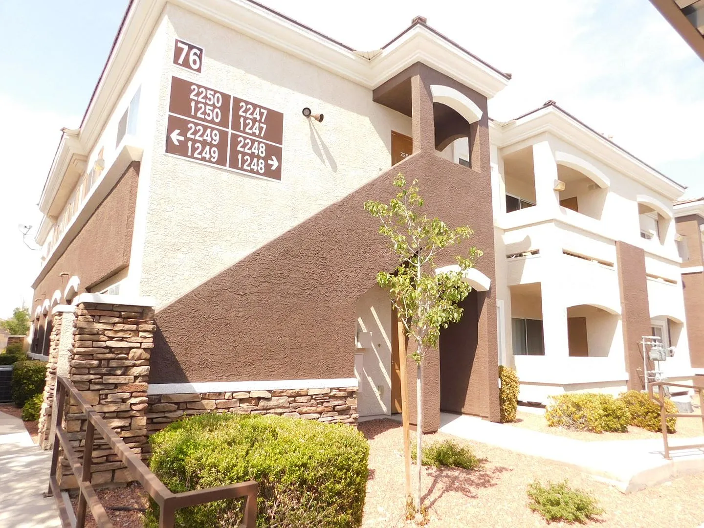 2 Bed + Den/ 2 Bath 2nd floor condo in Gated Community — Photo 1