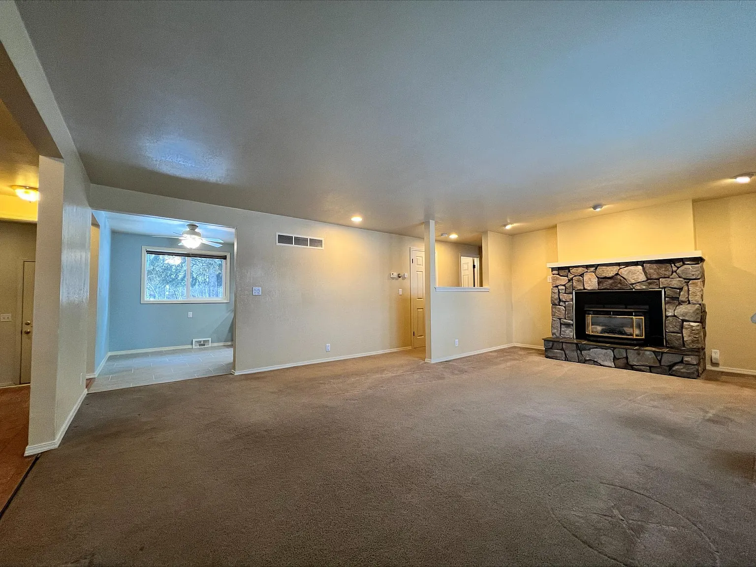 3 bed, 1384 sqft, $2,300 — Photo 4
